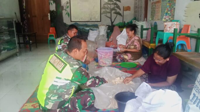 Dukung Ekonomi Warga Binaan Babinsa Jalin Komsos Bersama Pembuat Kerupuk