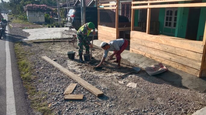 Ringankan Beban Warga Binaan Babinsa Ikut Bantu Rehap Teras