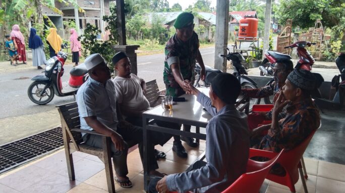 Ciptakan Wilayah Aman Pasca Pemilu 2024, Babinsa Koramil 17/Spk Komsos Dengan Warga