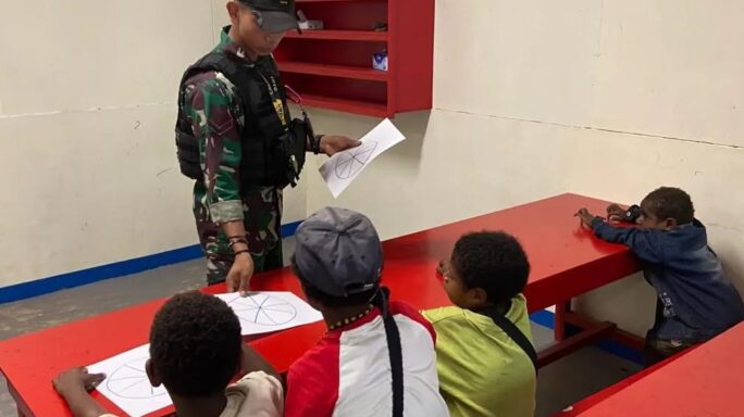 Satgas Yonif 116/Garda Samudra Pos Banti Melaksanakan Karya Bakti Bersama Anak-anak