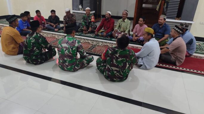 Babinsa Posramil Ketambe Sholat Subuh Berjamaah di Mesjid Desa Binaan