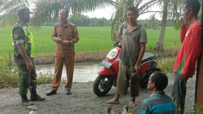 Ciptakan Situasi Wilayah yang Kondusif Babinsa Laksanakan Komsos dengan Aparat Desa dan Masyarakat
