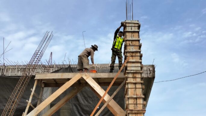 Babinsa Koramil 01/Kuala bantu Warga Laksanakan Gotong Royong Bangun Masjid