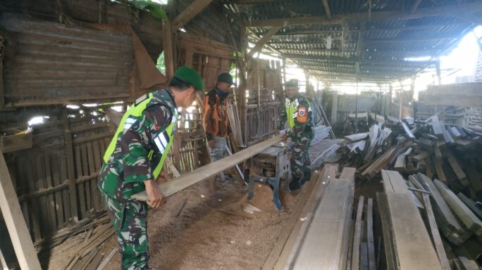 Babinsa Jalin Komsos Bersama Warga Pembuat Kursi Kayu