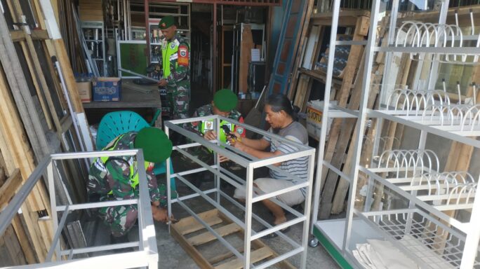 Babinsa Koramil 0108-04/Babussalam Anjangsana Ke Warga Desa Binaan Pembuat Rak Piring