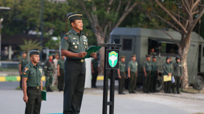 Kapok Sahli Pangdam IM pimpin Upacara Bendera Bulanan di lapangan Blang Padang Banda Aceh