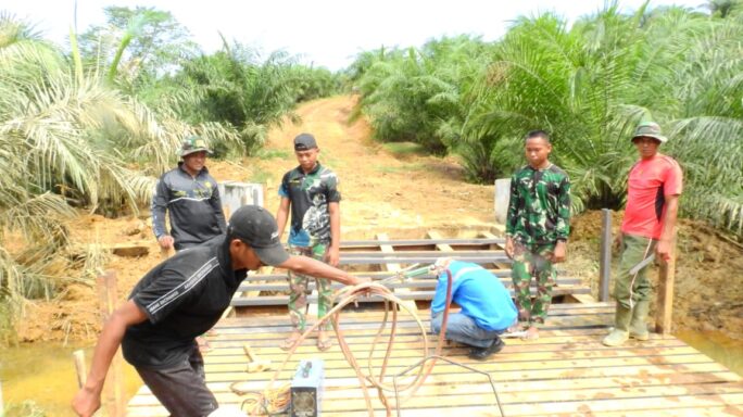 Meski Berat, Satgas TMMD Reguler Ke -119 Dan Warga Tetap Semangat