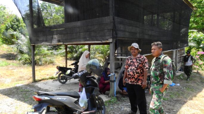 Anggota Satgas TMMD Di Sela-Sela Istirahatnya, Melaksanakan Komunikasi Sosial Kepada Warga Sekitar.