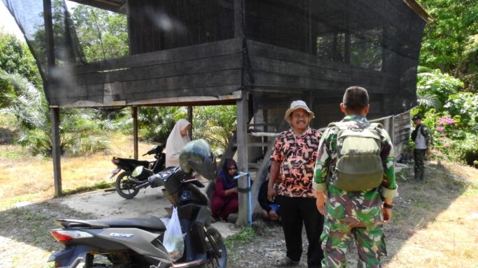 Anggota Satgas TMMD Di Sela-Sela Istirahatnya, Melaksanakan Komunikasi Sosial Kepada Warga Sekitar.