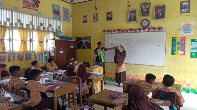 Tanamkan Rasa Cinta Tanah Air, Babinsa Koramil Makmur Berikan Materi Wasbang