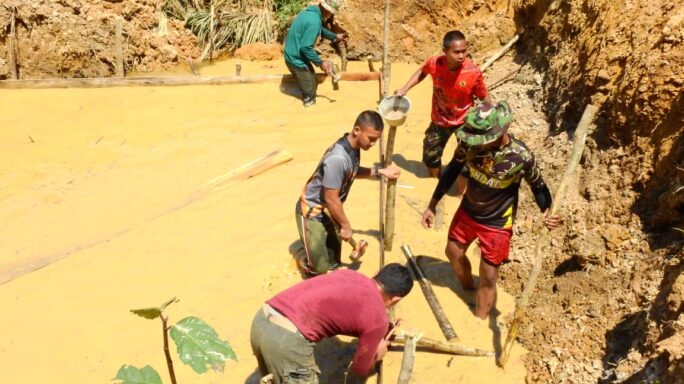 Bangun Plat Beton, Satgas TMMD Kodim 0117/Aceh Tamiang Pasang Papan pengecoran