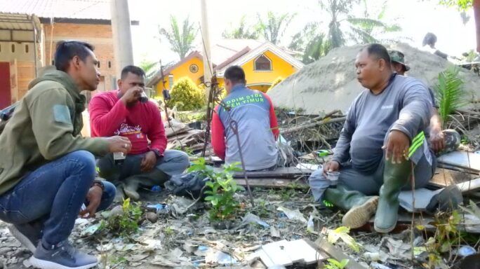 Manfaatkan Istirahat Siang, Satgas TMMD Bersenda Gurau Dengan Warga