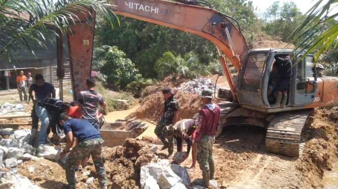 Gunakan Alat Berat, Satgas TMMD Reg 119 Mulai Letakan Batu Dasar Pengecoran Plat Beton