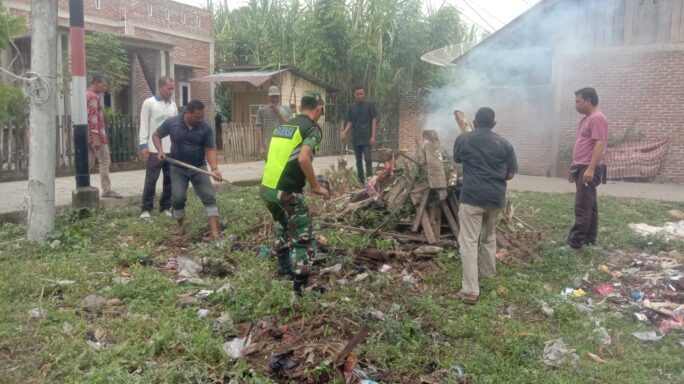 BABINSA PEUDADA BERSAMA WARGA GOTONG ROYONG BERSIHKAN SAMPAH