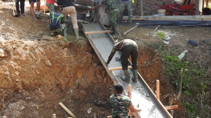 Kejar Target, Satgas TMMD Reg ke 119 Semangat Cor Pondasi Plat Beton