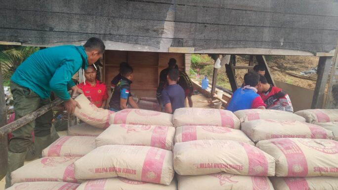 Semangat Satgas TMMD Reg Ke -119 Turunkan Material Semen Dan Besi