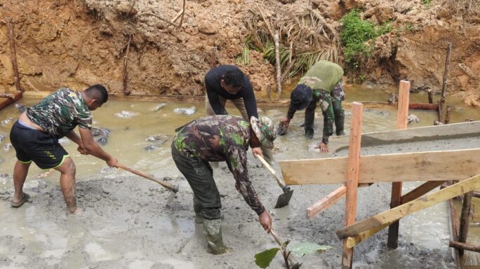 Penuh Semangat, Satgas TMMD Dalam Perataan Coraan Pondasi Pelat Beton