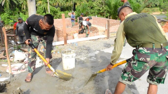 Anggota Satgas TMMD Reguler Ke 119, Tetap Semangat Aduk Pasir Dan Semen