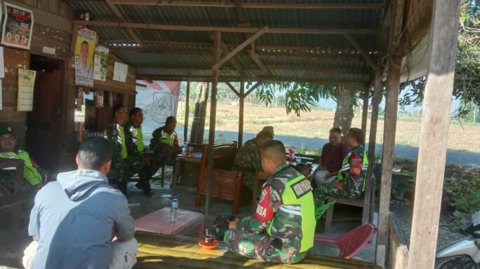 Babinsa Jalin Komsos Bersama Warga Desa Binaan