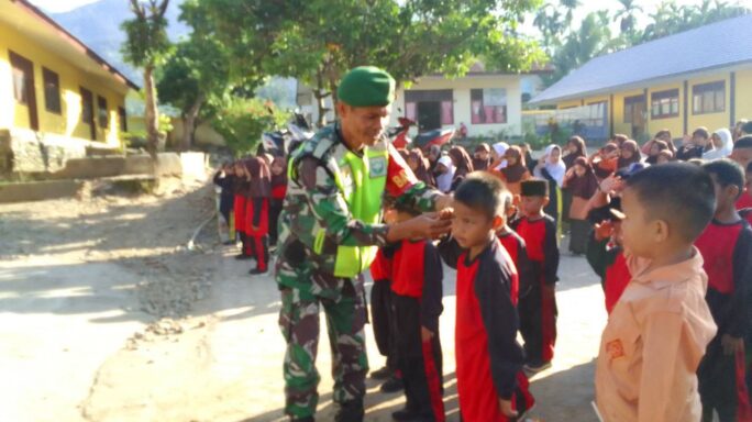 Bentuk Karakter Disiplin Sejak Dini Babinsa Latih PBB Siswa SD