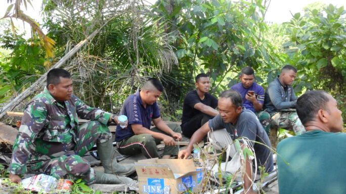 Di Sela-sela Istirahat, Anggota Satgas TMMD Bersenda Gurau Bersama Masyarakat