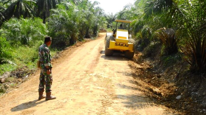 Percepat Pengerjaan Jalan, Satgas TMMD Kerahkan Alat Berat Grader
