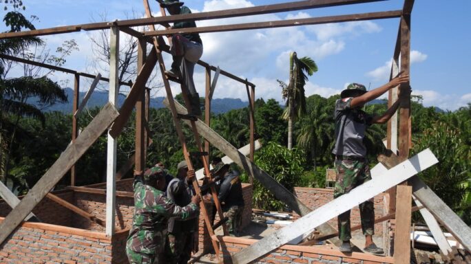 Lanjutkan Rehab RTLH, Satgas TMMD Dibantu Warga Pasang Kayu Untuk Penempatan Atap Rumah