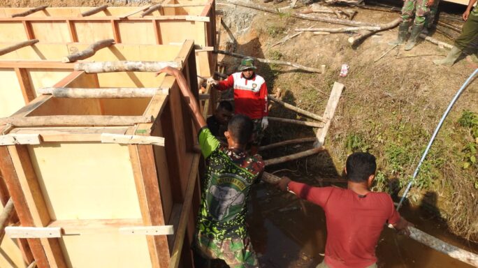 Bangun Plat Beton, Satgas TMMD Reguler ke 119 Kodim 0117/Aceh Tamiang Bersama Warga Pasang Papan Mal