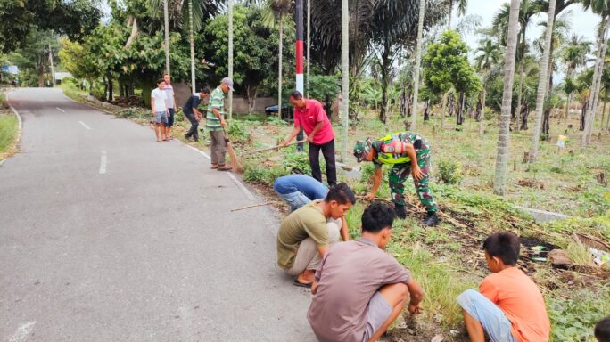 Wujudkan Lingkungan Bersih, Babinsa Bersama Warga Lakukan Gotong Royong