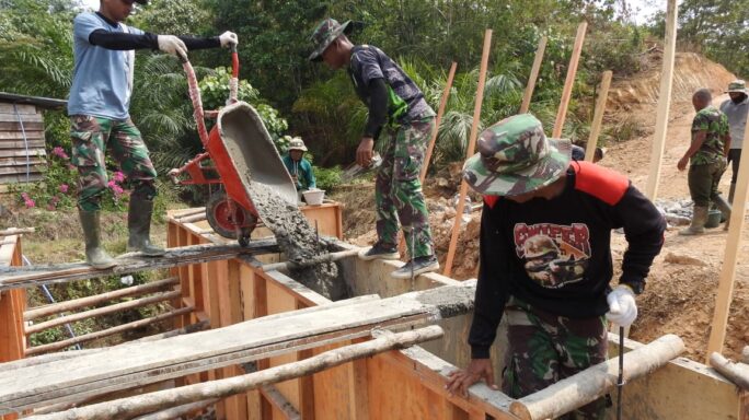 Satgas TMMD Bersama Masyarakat Terus Pacu Pembuatan Plat Beton di Desa Kaloy.