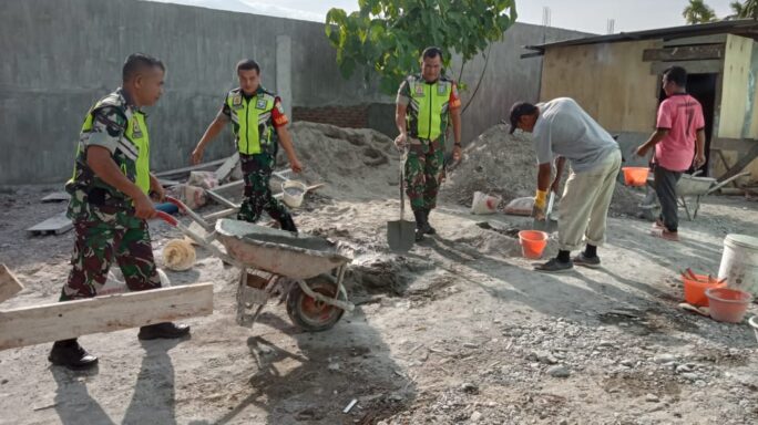 Ringankan Beban Warga Binaan Babinsa Bantu Bangun Rumah Mitra Karib