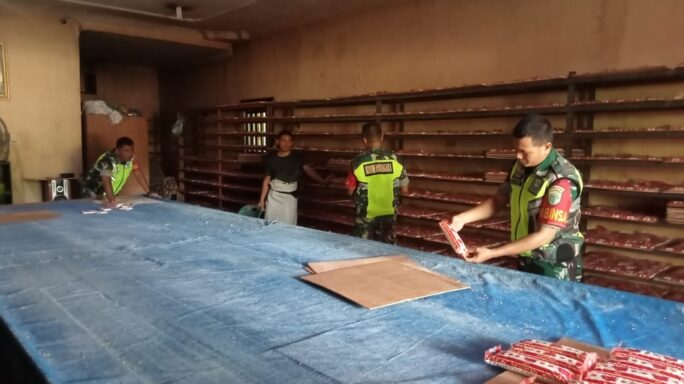 Dukung UMKM Warga Desa Binaan Babinsa Sambangi Pembuat Tempe