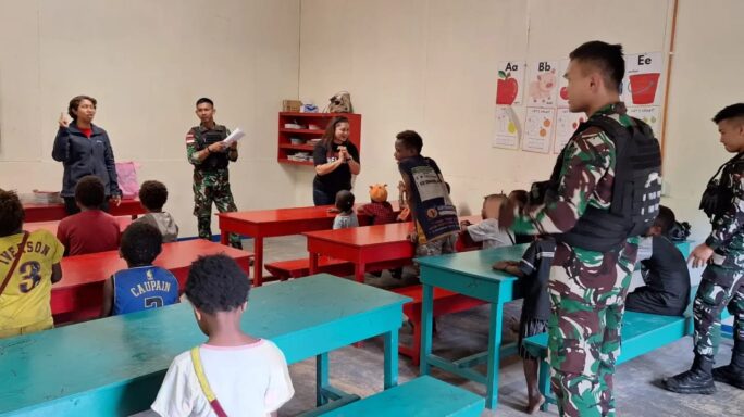 Cerdaskan Anak Bangsa, Satgas Yonif 116/Garda Samudra menjadi Tenaga Pendidik Di Desa Banti