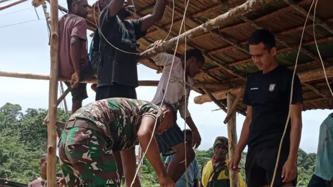 Satgas Pamtas Statis RI-PNG Yonif 111/KB Gotong Royong Membuat Pondok Kesehatan Tradisional