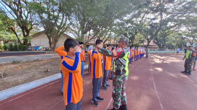 Tanamkan Disiplin Babinsa Latih Peraturan Baris Berbaris Siswa Siswi SMKN1 Kutacane.