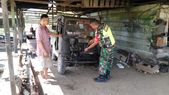 Babinsa Jalin Komsos Bersama Warga Binaan Usaha Bengkel Mobil