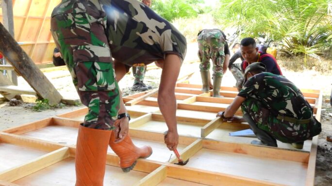 Satgas TMMD Reguler ke 119 Kodim 0117/Aceh Tamiang, Pembuatan Papan Mal Untuk Pembangunan Plat Beton