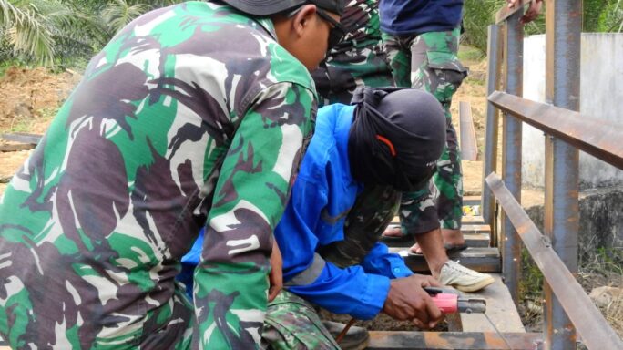 Satgas TMMD Bersama Warga Kebut Perehapan Jembatan Penghubung Dua Desa