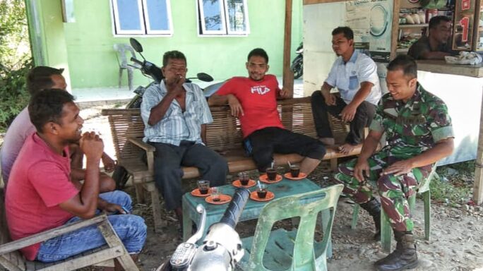 Komsos di Desa Peulandok Tunong, Babinsa Bersama Warga Bahas Keamanan dan Kebersihan Lingkungan