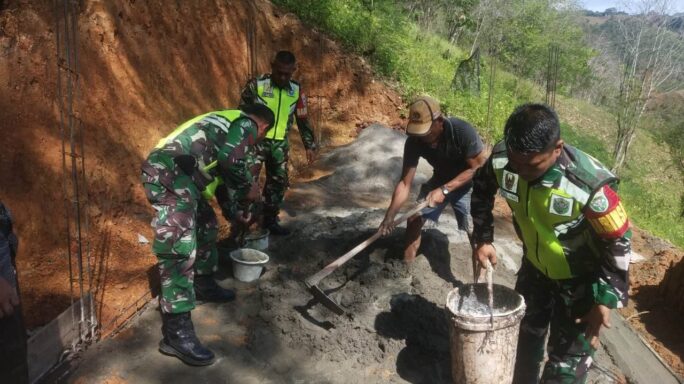 Babinsa Bantu Masyarakat Kerja Bhakti Pembuatan Bak Penampungan Air