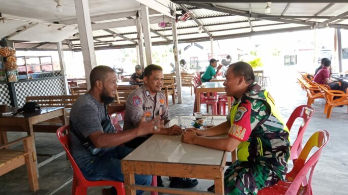 Babinsa Koramil 07/JP Bersama Bhabinkamtibmas Ajak Warga Menjaga Kondusifitas Wilayah Selama Maupun Setelah Pemilu 2024
