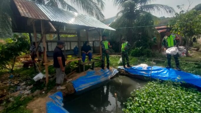 Babinsa Anjangsana Ke Warga Desa Binaan Peternak Ikan Lele