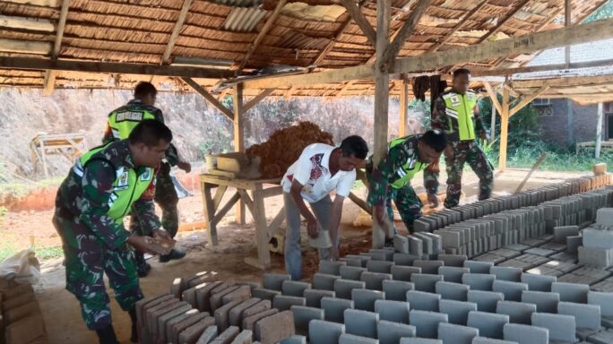 Pererat Silaturahmi Babinsa Anjangsana Ke Warga Binaan Pembuat Batu Bata