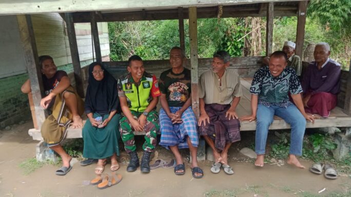 Babinsa Koramil 14/Mila Jalin Kedekatan dengan Masyarakat Melalui Komunikasi Sosial