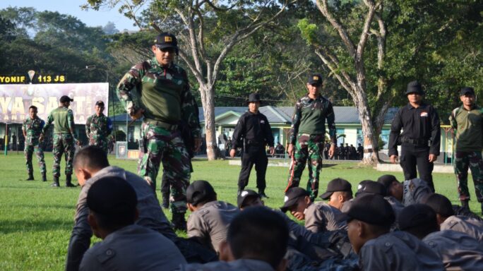 Integritas TNI – Polri, Yonif 113/JS Gelar Upacara Tradisi Penyambutan 20 Bintara Remaja Angkatan 50 SPN Polda Aceh.