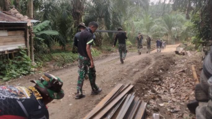 Jarak Ratusan Meter Tidak Jadi Penghalang Satgas TMMD Reguler ke 119 Dan Masyarakat Mengangkut Material