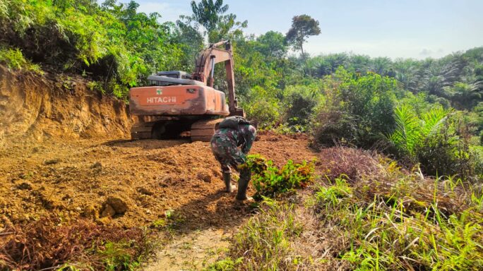 Personel Satgas TMMD, Awasi Operator Alat Berat Untuk Pelebaran Pembukaan Jalan