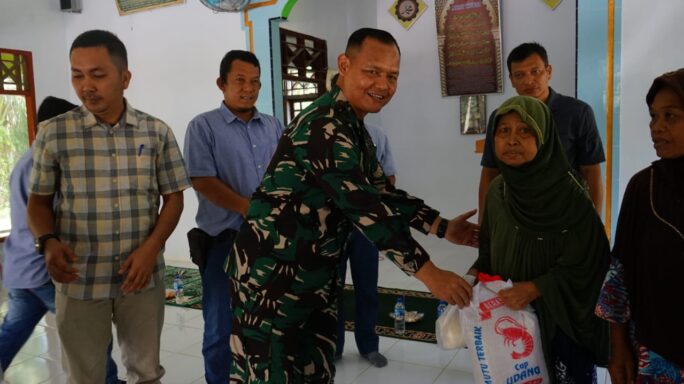 Gelar Jumat Berkah, Dandim 0117/Aceh Tamiang Bersama PT.SOCFINDO Salurkan Bantuan Sembako Kepada Masyarakat