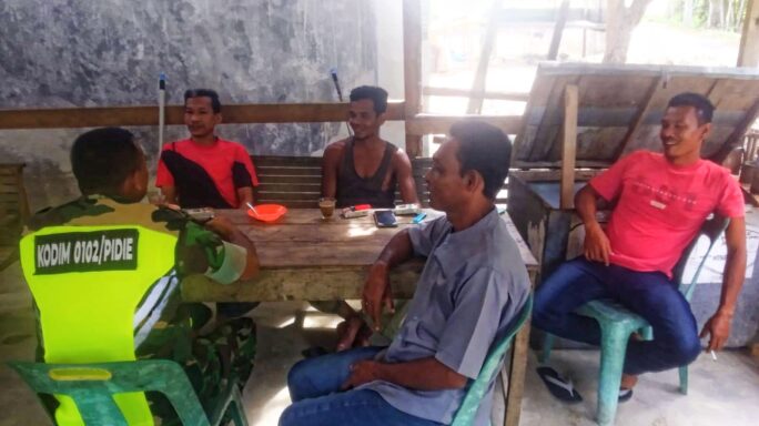 Komsos Dengan Warga, Babinsa Koramil Bate Rutin Pantau Wilayah Binaan