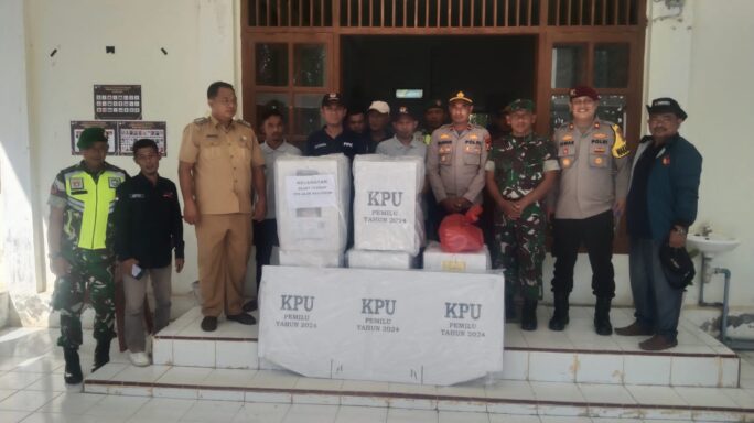 Koramil 11/Kluet Tengah Bantu Kawal Pendistribusian Kotak Suara Pemilu 2024 ke Desa Terpencil Aceh Selatan